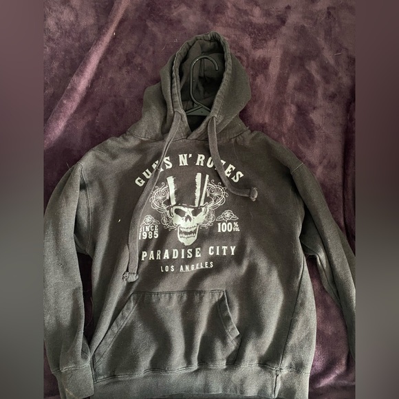 Gun and roses sweater - Picture 2 of 3